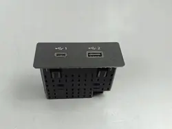 Enchufe USB Nissan OEM 284H36RA1A - Usado