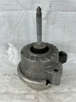 Porsche Moottorin Kiinnike OEM 99137505908 - Käytetty