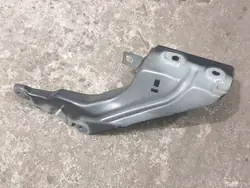 Audi OE 80A821132A Fram höger stänkskärmsfäste