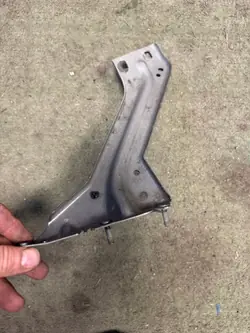 Audi Q5 8R fram vänster stänkskärmsfäste OEM 8R0821135