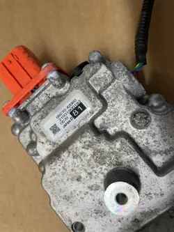 Convertidor de voltaje Toyota OEM G9270-42060 - Usado
