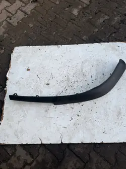 Etupuskuri Spoileri Oikea 76851-05010 Toyota Avensis T25