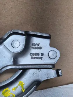Dobradiça do Capô Direita BMW OEM 7450590 - Usada