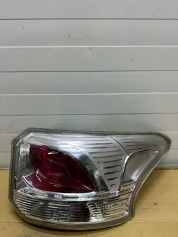 Luz trasera Mitsubishi Outlander III 8330A788