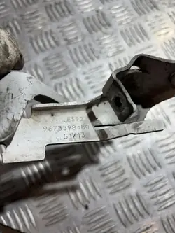 Charnière de Capot Droit OEM 9678398480 Peugeot 2008