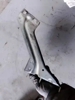 Audi Q5 8R fram vänster stänkskärmsfäste OEM 8R0821135
