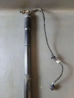 Oikea tavaratilan luukun toimilaite VW TOUAREG 3.0L diesel 2011