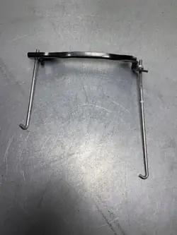 Subaru batterihållare OEM FBZ16908 - Begagnat skick
