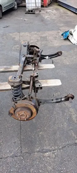 OEM 7104999 Poutre d'essieu arrière Ford Focus MK2