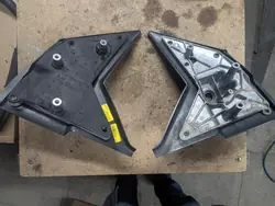 Kolmionpeilin kiinnike OEM 7E1857502 VW T5 Liftille