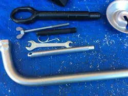 Audi Q7 pyöräavain ja hinauskoukku OEM 8N0012219 4H0805615