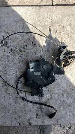 VW TRANSPORTER T5 Bakre högra dörrlås 7H0843654BD