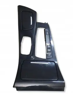 OEM 9256131 Etumainen juomapidin BMW 5-sarja F10/F11