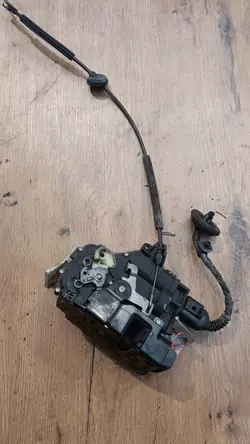 Volkswagen Passat B5FL 2001 linke Heckverriegelung OEM