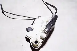 Höger framdörrslås VW PASSAT B7 5N2837016E