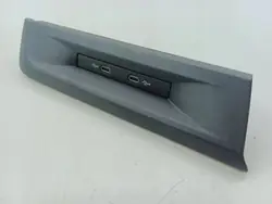 Port USB OEM 5NA035736 pour Volkswagen Golf VIII 2020