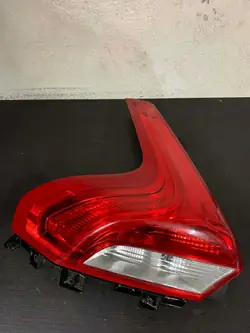 Luz trasera izquierda Volvo V40 II