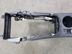 Nahka-kyynärnoja OEM 13317404 Opel Astra IV J:lle