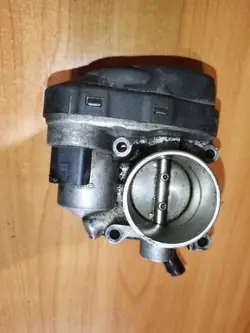 Kaasutin OEM 036 133 062B Volkswagenille