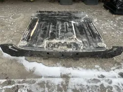 Trave de piso traseiro OEM TYLNY PAS PODŁOGA