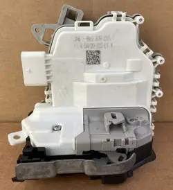 Dörrlås 8K0839015F VW Skoda Audi