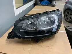 Linker voorlamp Peugeot 208 II 9823194080