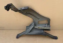 Fram vänster skärmfäste Audi A6 C8 4K0821131