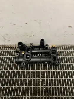 BMW Öljynsuodatinpohja OEM 7037933 5-sarja F10/F11