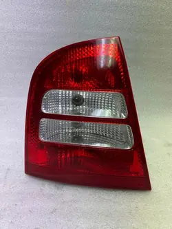 SKODA OCTAVIA I VÄNSTER BAKLJUS 1U6945095