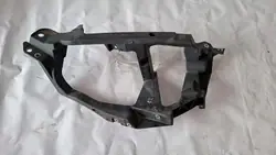 Höger Strålkastarfäste Mitsubishi Colt 04-08 MN105060