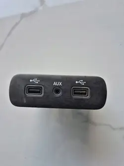 Prise USB OEM 68294075AA pour Dodge Challenger