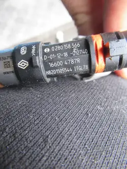SANDERO II STEPWAY LIFT 0.9 TCE Injecteur de Carburant 166004787R
