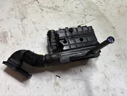 VW AUDI Ilmansuodattimen Kotelo 04E129611G OEM