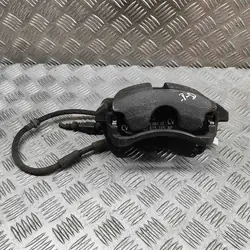 Oikea etujarrusatula Audi Q3 8V0615124D