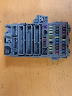 Sulakekaappi OEM 38200SWA Honda CR-V 3:lle