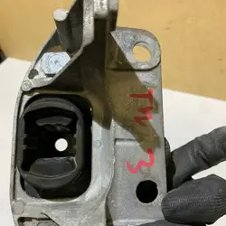 Renault Twingo III Moottorin Kiinnike OEM 112127847R