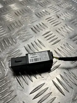 Jeep Avenger USB-C-portti OEM 73577860VV