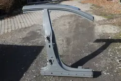 Pilar de puerta derecho central OEM SLUPEKPRAWYKONA + bisagras
