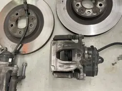 Audi Q5 Taka-akselin Jarrupalat, Levyt, Puristimet OEM