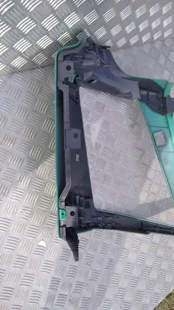 Vasen Sisäinen Ajovalokiinnike OEM 84027783 Volvo