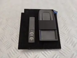 Enchufe USB Mercedes-Benz OEM A2228200915 - Usado