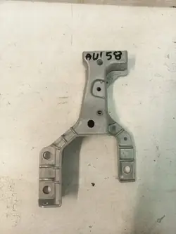 Soporte izquierdo viga delantera Jaguar XE XF OEM