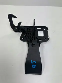 Q5 8R Lift Motorhuvudlås 8R0823480A