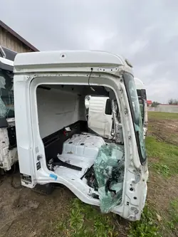 Painel quarto direito cabine dia Mercedes Antos Actros