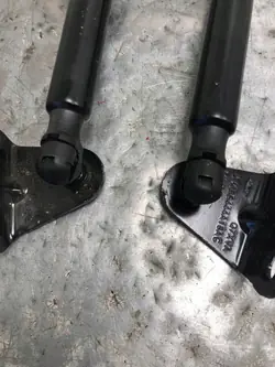 Ford Kuga MK3 takaluukun tukijalat OEM LV4B-S406A10-CA