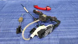 Vänster framdörrslås handtag röd 590 Mercedes W207 OEM