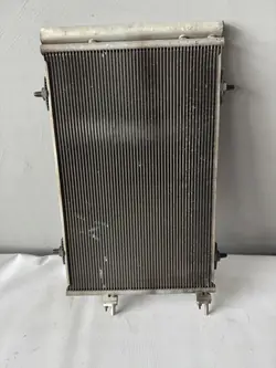 AC-kondensor OEM 9686085780 för Peugeot 3008 (2009-2013)