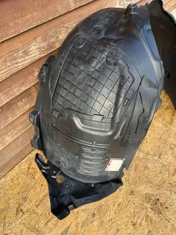 Etummaisen oikean pyöräkaaren Mercedes W205 A256912800