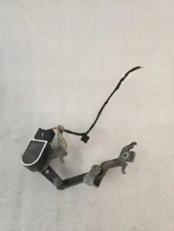 Vänster strålkastarnivåsensor OEM 32221477