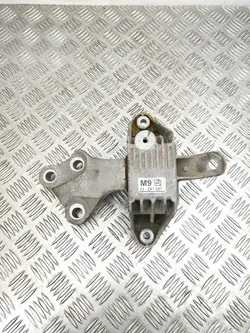 Opel Astra J 2013 Vaihteiston kiinnitys